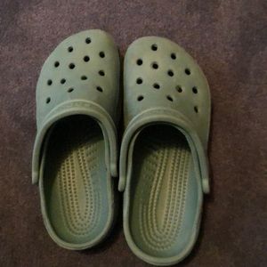 Green Women’s (size 6-7) Men’s (size 4-5) Crocs